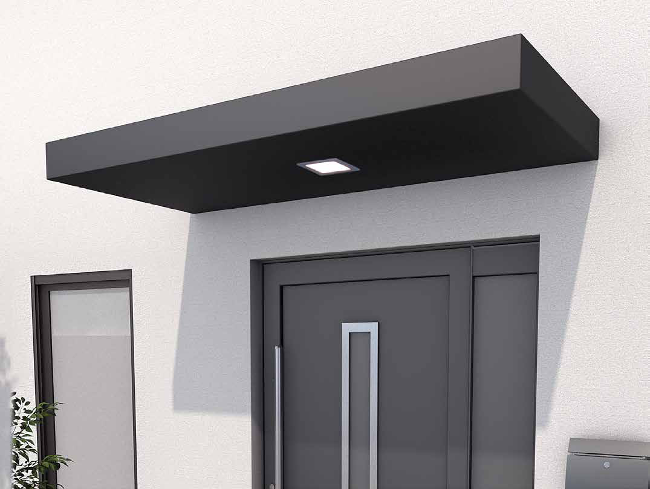 Pensilina di design con forme essenziali e luce sopra porta
