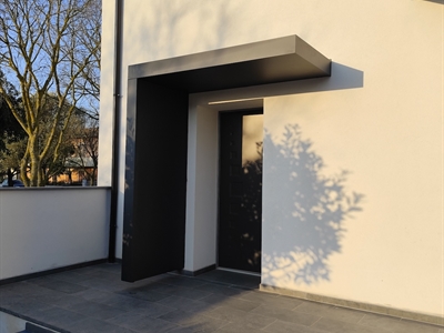 Pensilina design con paravento laterale installata a Sedilo in Sardegna su ingresso moderno