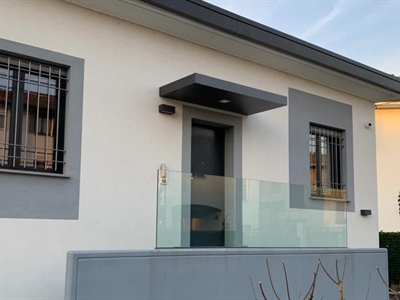 Pensilina di design su Villa ad Arcore