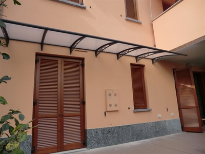 Pensiline sopra porta villa